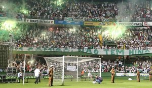 Homenagem à Chapecoense no Couto Pereira tem misto de fé e festa