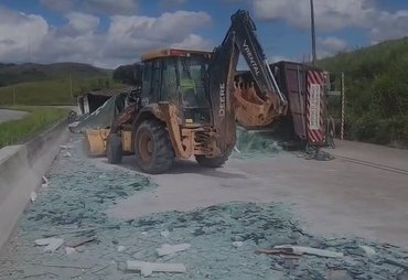 Carreta carregada com vidro tomba e bloqueia BR-101 em Novo Lino