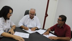 Prefeito oficializa cessão de prédio para vereadores em Arapiraca