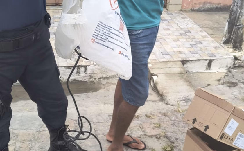 Homem é preso após furtar fios da iluminação natalina de Penedo