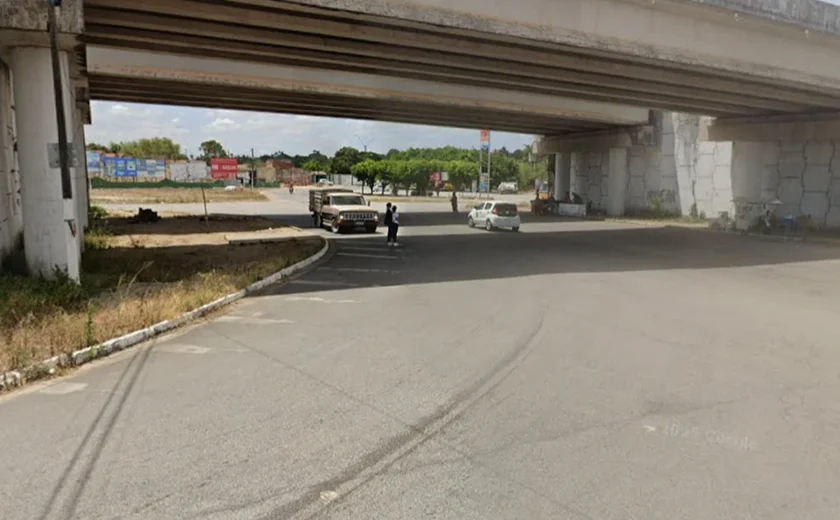Carro capota após colisão no trevo do povoado Rancho Alegre, em São Sebastião