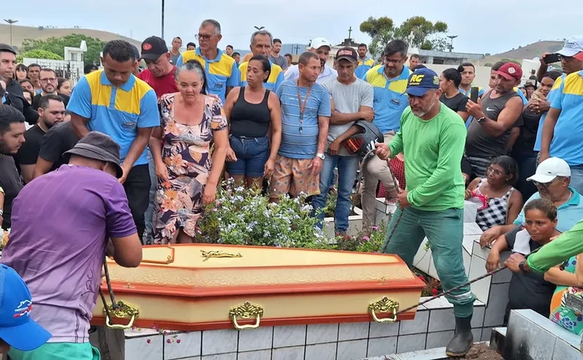 Vítimas do acidente com ônibus escolar começam a ser sepultadas