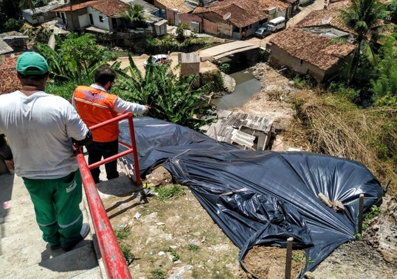 Lonas são colocadas em áreas de risco para prevenir deslizamentos