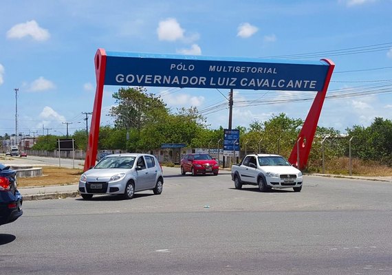 Motoristas de distribuidora são rendidos e assaltados na porta da empresa