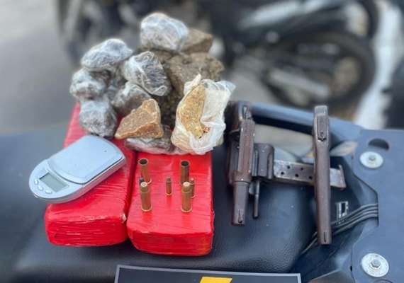 Companhia de Raio apreende duas armas e mais de 2,5kg de drogas