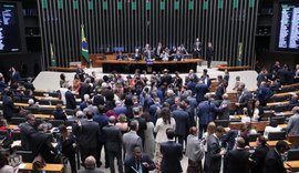 Por insuficiência de votos, Câmara mantém mandato de Carla Zambelli