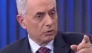 William Waack 'perde a cabeça' ao vivo e briga até com telão