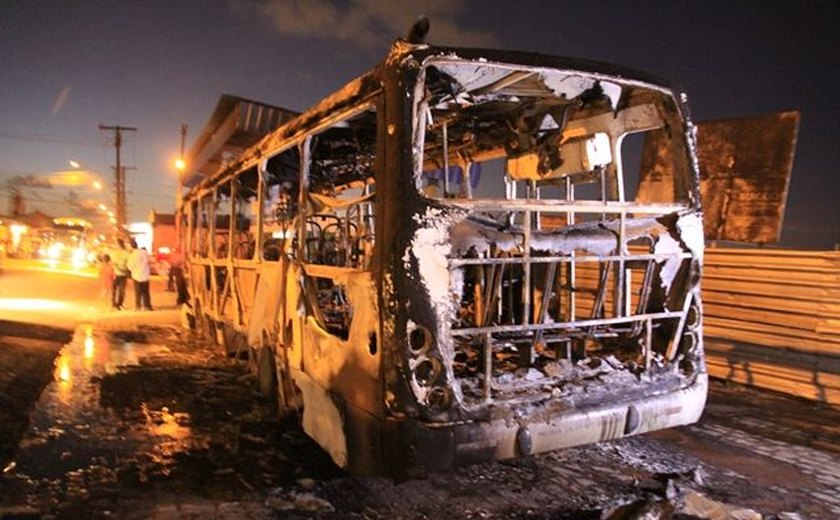 Ônibus é incendiado e PM suspeita de represália por causa de operação policial