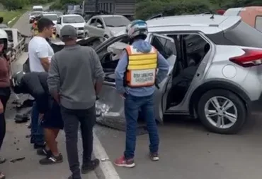 Colisão entre três veículos deixa mulher ferida na BR-316, em Palmeira dos Índios