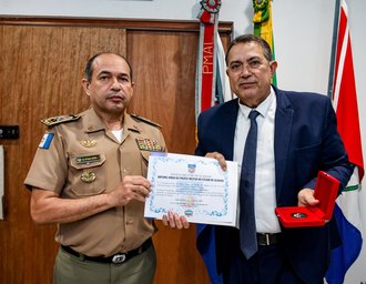 Presidente do IPASEAL é condecorado com a Medalha Floriano Peixoto pela PM/AL