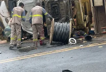 Tombamento de carreta deixa quatro feridos na BR-416 em Colônia Leopoldina