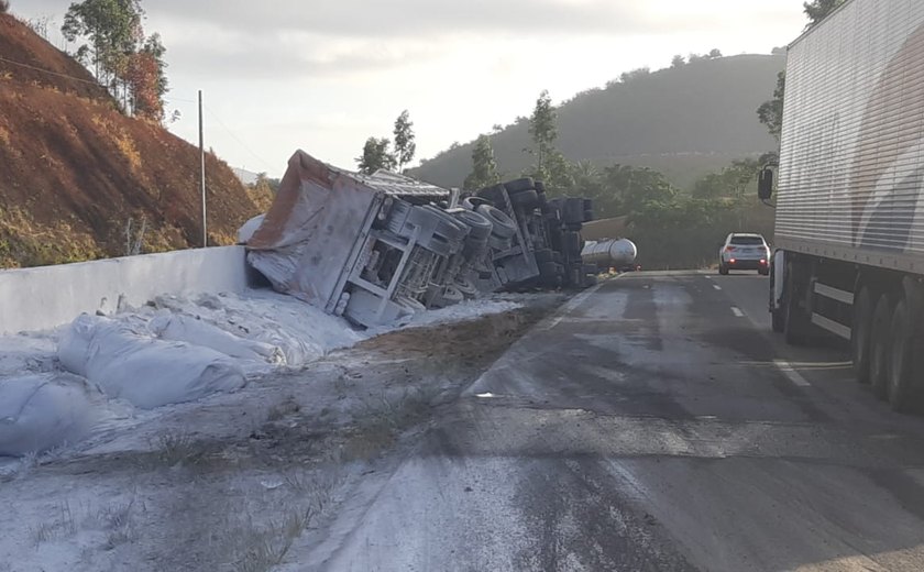 Motorista de carreta morre em grave acidente em Flexeiras