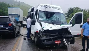 Colisão entre van e caminhão deixa 11 feridos na BR-316, em Atalaia