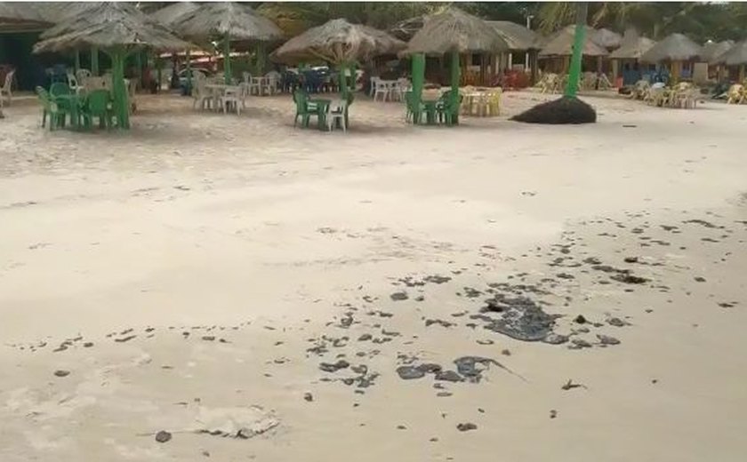Veja vídeo: manchas escuras aparecem na areia da Praia da Lagoa do Pau em Coruripe