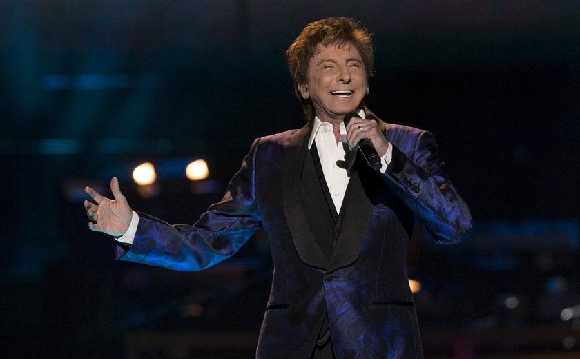 Aos 73 anos, cantor Barry Manilow assume ser homossexual