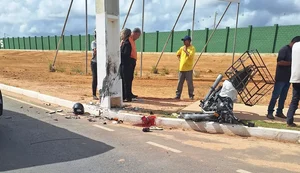 Motociclista fica gravemente ferido após colidir com poste na Avenida Marília Mendonça