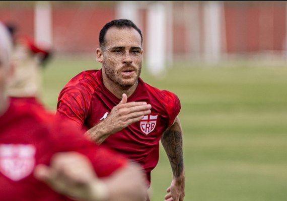Pedro Castro prega calma e foco na reta decisiva da Série B: 'O importante é estar no G6'