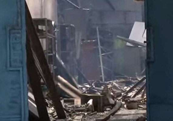 Imóveis abandonados em bebedouro pegam fogo e bombeiros são acionados