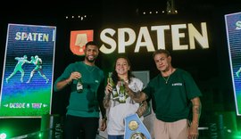 Atletas baianos iluminam o Elevador Lacerda em Salvador