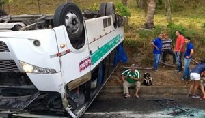 Transporte complementar capota e deixa passageiros feridos