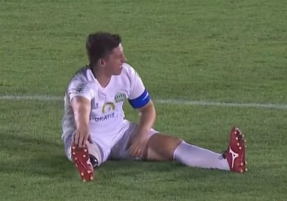 Sobrevivente do voo da Chape simula contusão na prótese em amistoso