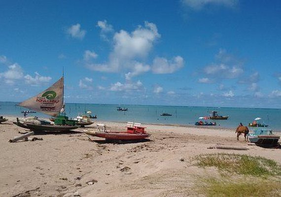 Adolescentes são apreendidos em praia de Milagres quando bebiam produtos do próprio roubo