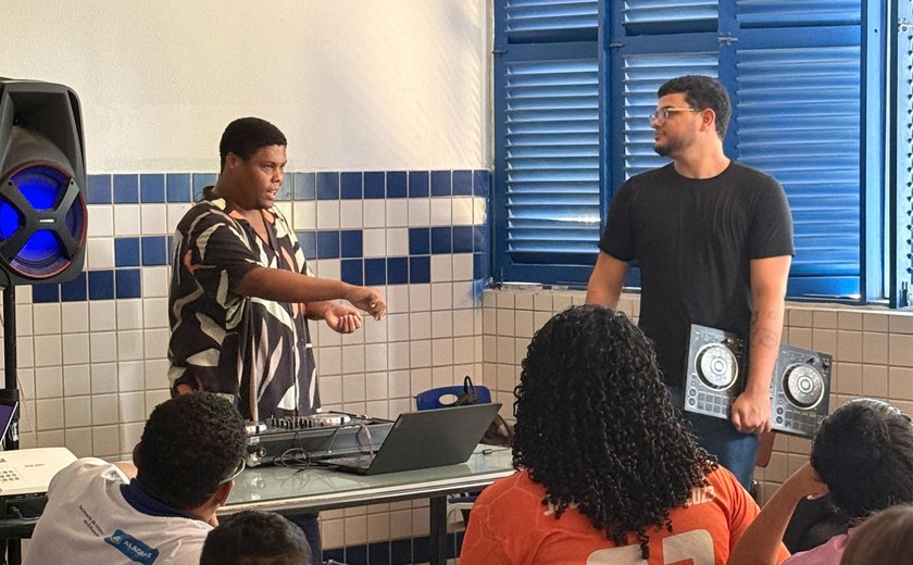 Estagiário da Seduc leva oficina de DJ a escolas estaduais e inspira estudantes pela música