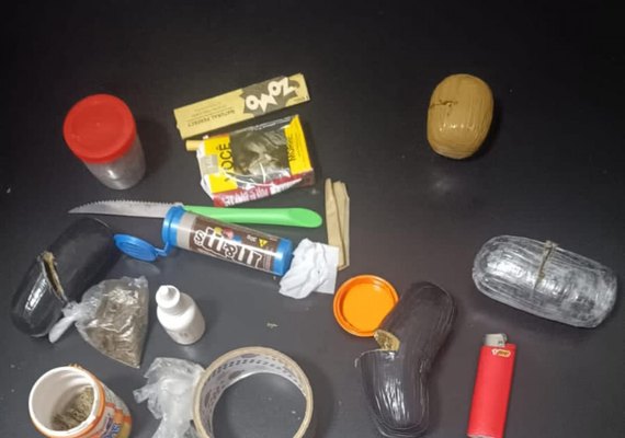 Mulheres são presas ao tentar entrar com drogas e bilhetes de facção no Presídio do Agreste