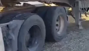 PRF flagra carreta com excesso de peso, pneus lisos e com problemas no freio, em Santana do Ipanema