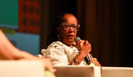 Sueli Carneiro é ovacionada durante palestra no Teatro Gustavo Leite