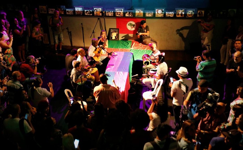 Beth Carvalho recebe homenagem em ‘samba de sétimo dia’ no Circo Voador