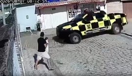Motocicleta e viatura da SMTT quase atingem pai e filho durante perseguição em Rio Largo