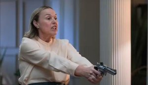 Helga chantageia Arminda com pedido absurdo e arma cilada