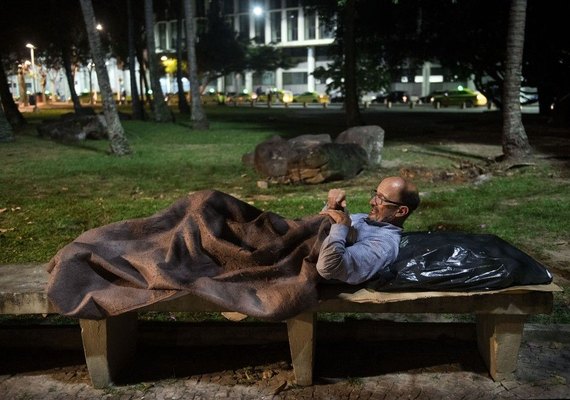 Ex-executivo de SC que vive em aeroporto do RJ consegue emprego: 'obrigado a todos'