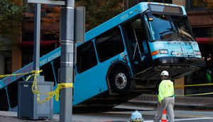 Ônibus afunda em buraco no meio da rua nos Estados Unidos