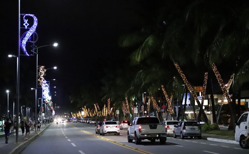 Iluminação de fim de ano na orla de Maceió fascina alagoanos e turistas