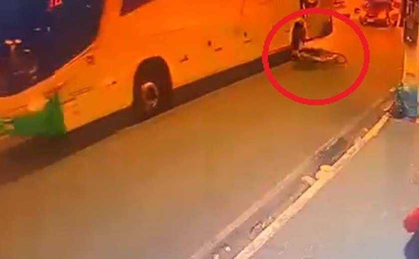 Adolescente de 14 anos morre após ser atropelado por ônibus no Centro de Arapiraca