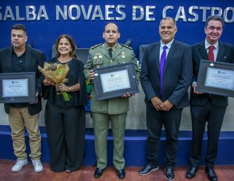Câmara entrega comendas a escolas e faz homenagem a empresário de Maceió