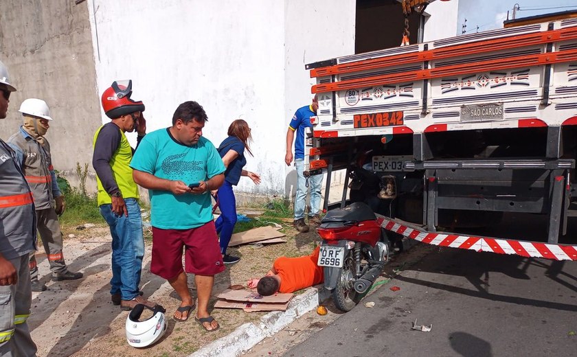 Motociclista fica ferido após bater moto em caminhão estacionado