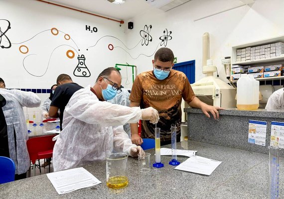 Estudantes da Nova EJA Sesi vivenciam experiência científica sobre adulteração da gasolina