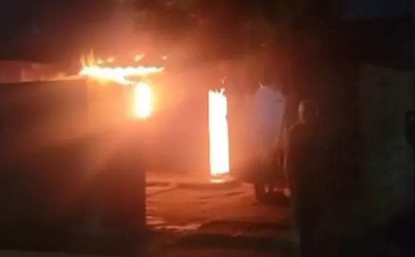 Incêndio destrói casa no Conjunto Bosque dos Palmares, em Rio Largo