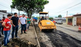 Prefeito Rui Palmeira vistoria obras no bairro do Trapiche