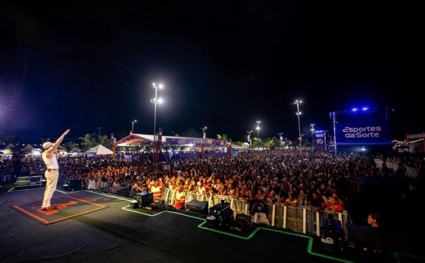 Multidão lota Jaraguá na abertura do Verão Massayó