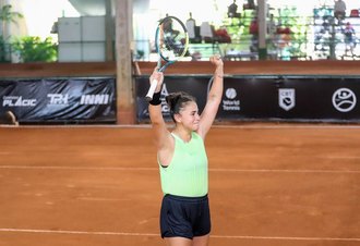 Bárbara Gatica fecha final de semana perfeito ao vencer o W15 Simples e Duplas