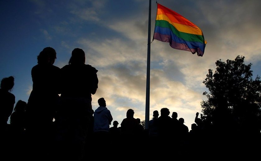 Clínica de hipnose no Distrito Federal promete 'cura gay' em até seis meses