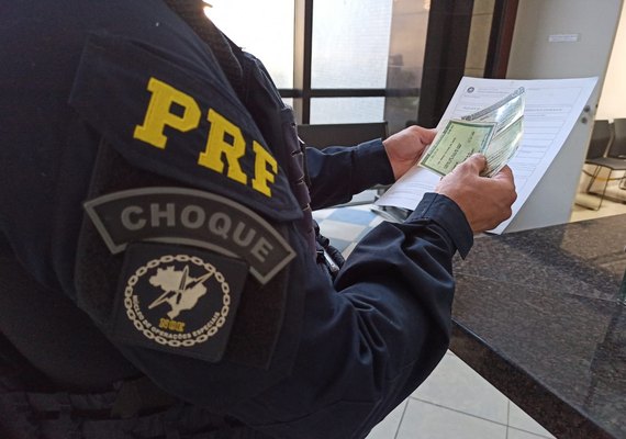 Homem é preso dentro de ônibus por falta de pagamento de pensão alimentícia