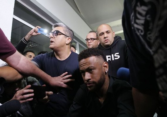 Mulher que denunciou Neymar depõe em delegacia em São Paulo