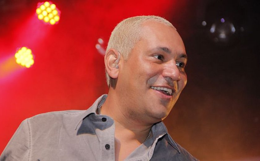 Ex-vocalista do Exaltasamba, Chrigor canta seus sucessos em Maceió