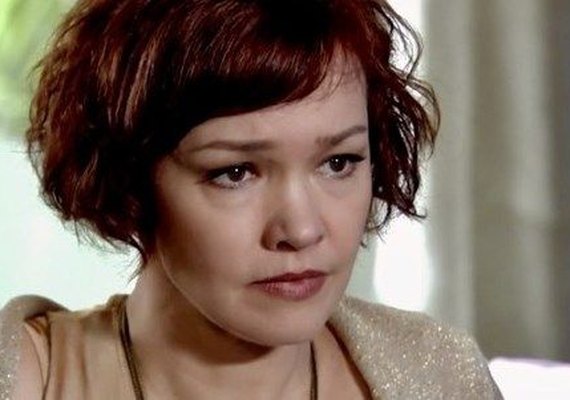 Desesperada, Esther fugirá com Vitória depois de revelação em 'Fina Estampa'