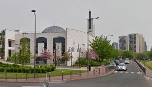 Em Paris, homem tenta atropelar pessoas em frente a mesquita e é preso